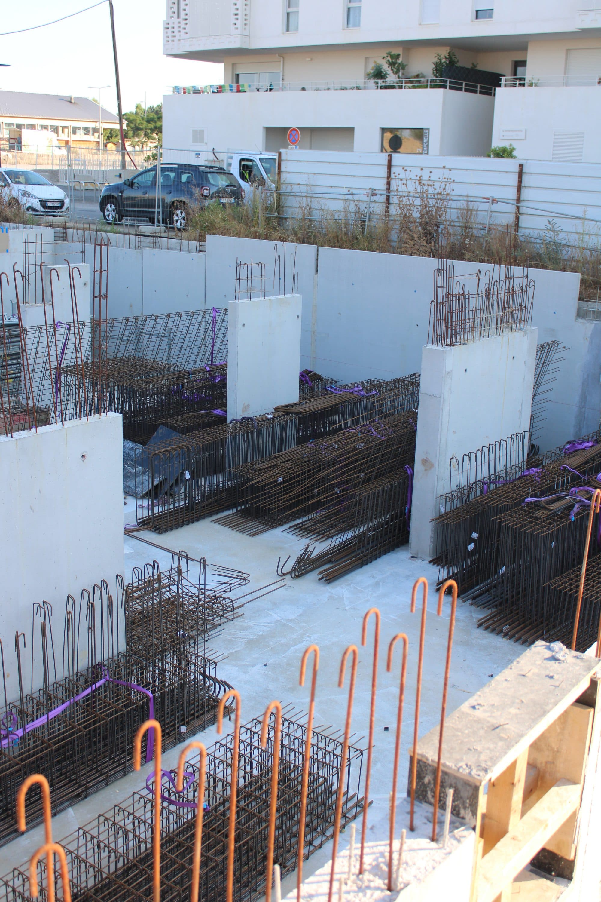 Sous-sol de la Résidence Le Phanios en cours de gros œuvre : voiles en béton décoffrés, cages d’armatures prêtes à poser et fers en attente